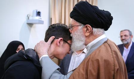 دیدار رهبر انقلاب با آرین غلامی نوجوان شطرنج‌باز به روایت تصویر