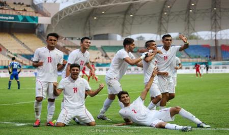 تیم ملی فوتبال امید ایران در زمین کمپ تمرین می کند