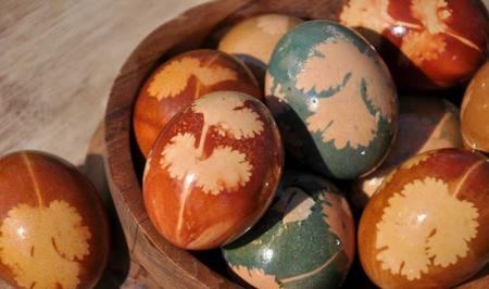 ایده‌های تزئین تخم مرغ با برگ‌های طبیعی