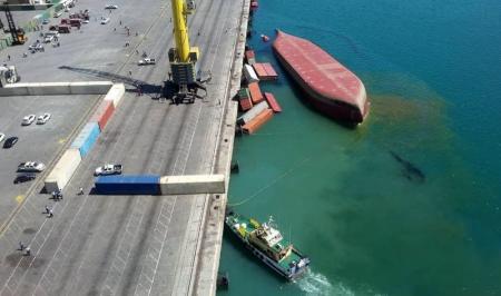 حادثه غرق شدن یک فروند کشتی با صدها کانتینر در بندر شهید رجایی