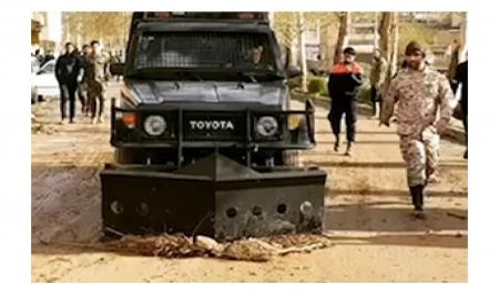 تلاش سپاه برای کمک به مردم سیل زده لرستان با خودروهای ضد شورش+فیلم