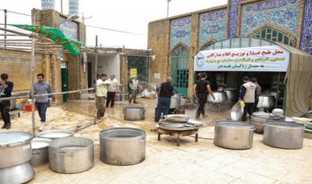  روند خدمت رسانی و طبخ غذای گرم در آشپزخانه جهادی مستقر در منطقه پلدختر+فیلم