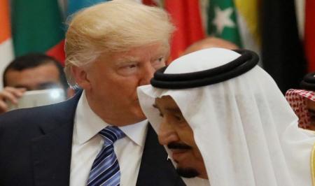 واکنش دونالد ترامپ به بوسیدن دست همسرش توسط پادشاه عربستان