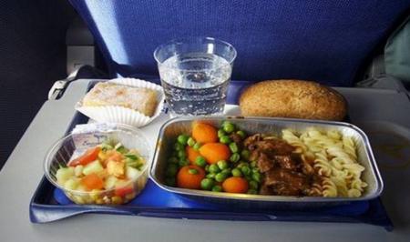 دلیل مزه‌های نامطبوع غذا‌های هواپیما‌ها چیست؟