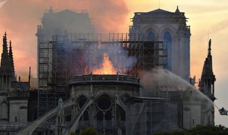 سوختن کلیسای نوتردام و بهت مردم پاریس+فیلم