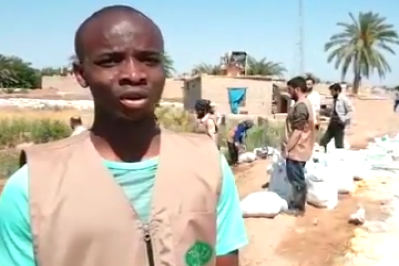  جوان  آفریقایی  در حال کمک رسانی به سیل‌زدگان +فیلم