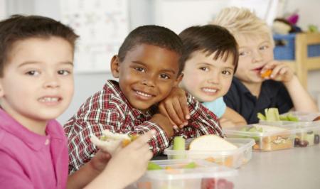 اشتباهات رایج پدر‌ها و مادر‌ها در رابطه با تغذیه کودکان