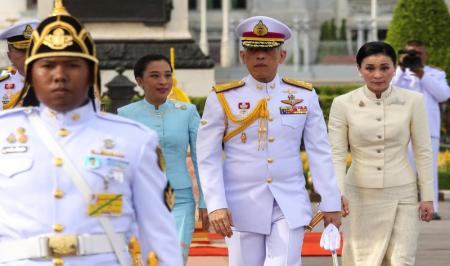پادشاه تایلند در آستانه تاج‌گذاری خود با محافظ شخصی‌اش ازدواج کرد+فیلم  و عکس