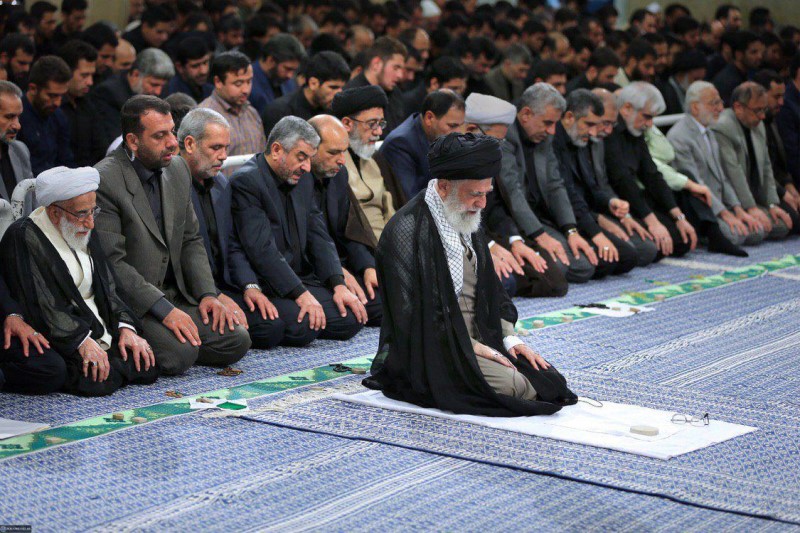 نماز ظهر و عصر در ایام ماه مبارک رمضان در حسینیه امام خمینی (ره)