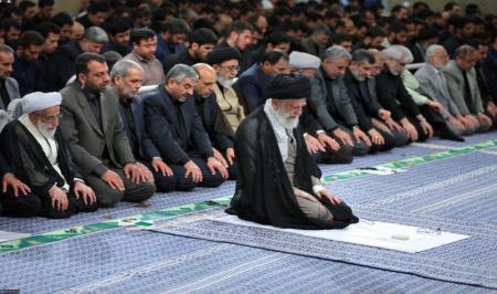  نماز ظهر و عصر در ایام ماه مبارک رمضان در حسینیه امام خمینی (ره)