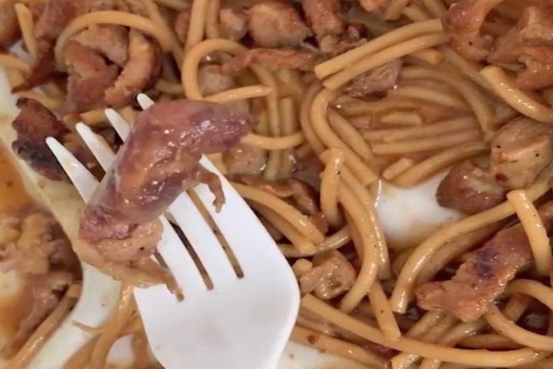 پیدا کردن موش پخته شدن در غذای رستوران!+فیلم
