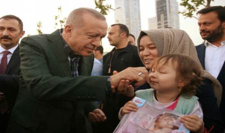 حضور رجب طیب اردوغان در مراسم افطاری شهروندان یک منطقه در استانبول 