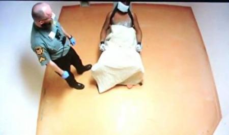 ضرب و شتم زندانی  بیمار با دستانی بسته توسط افسران زندان ایالت اوهایو + فیلم 
