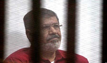 محمد مرسی در دادگاه درمُرد