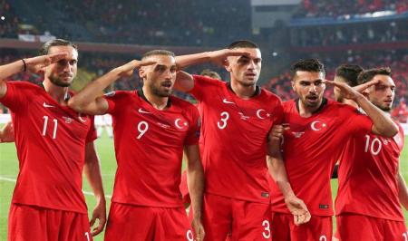 فیلم| حرکت زشت بازیکنان ترکیه بعد از حمله به سوریه