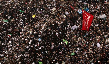 اجتماع بزرگ مردم تهران در «میدان انقلاب»