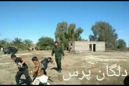 فیلم| بازی سبز پوشان سپاه  با کودکان سیل زده سیستان و بلوچستان