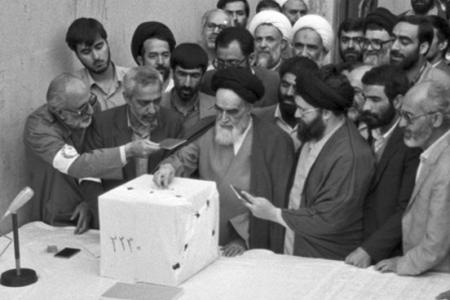 فیلم| رای دادن امام خمینی در روز 12 فروردین