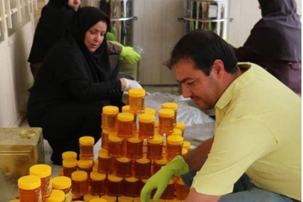 اهدای عسل به نیازمندان به همت یک خیر کرمانی 