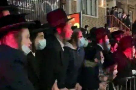 فیلم| صدها یهودی برای تشییع یک خاخام در خیابان های نیویورک...!