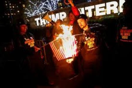 به آتش کشیده شدن پرچم امریکا در مقابل هتل بین المللی ترامپ