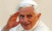 کشیش ایتالیایی عکس پاپ را به آتش کشید