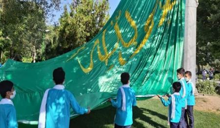 اهتزاز  پرچم مزین به نام مبارک امام علی (ع) در همدان 