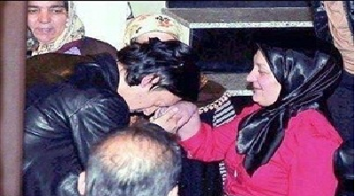 بوسه بازیکن رئال مادرید بر دستان مادرش+ عکس