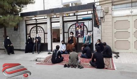 برگزاری مراسم عزاداری در منزل شهدای مدافع حرم و سلامت توسط یک هیات مشهدی
