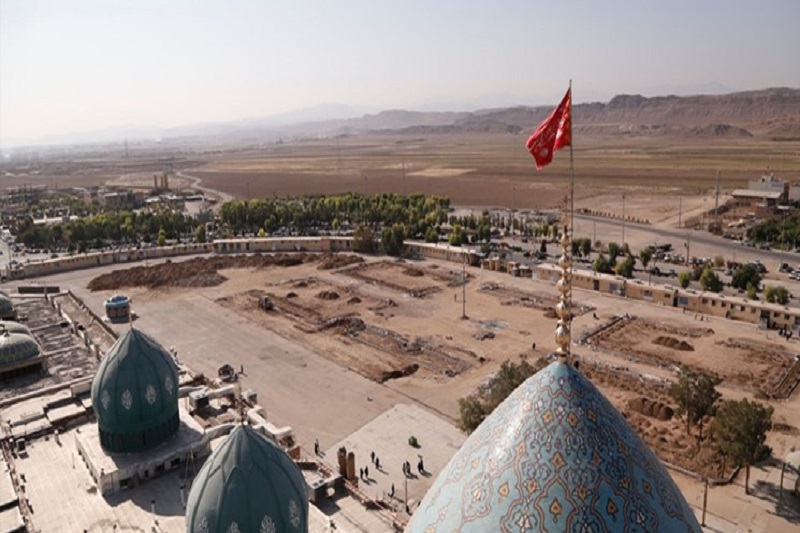 اهتزاز دوباره پرچم سرخ «یالثارات‌الحسین» بر فراز مسجد جمکران