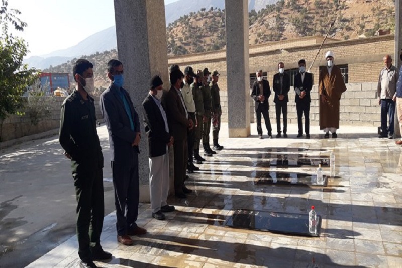 غبارروبی گلزار شهدا قلعه ریسی به مناسبت هفته نیروی انتظامی