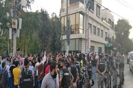 اردنی‌ها مقابل سفارت فرانسه در امان تظاهرات کردند