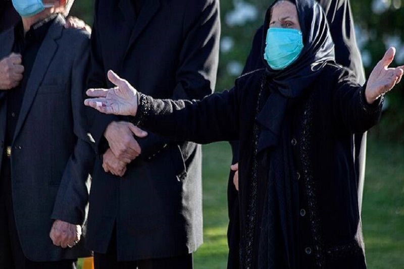 عکس/ آغوش دلتنگ مادر در تشییع شهید مدافع سلامت