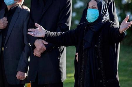  عکس/ آغوش دلتنگ مادر در تشییع شهید مدافع سلامت