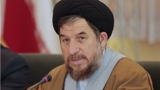مادر چاوز می خواست دست رئیس جمهور را بگیرد اما احمدی نژاد دست‌هایش را می‌کشید/عکس‌ها را تغییر داده‌اند