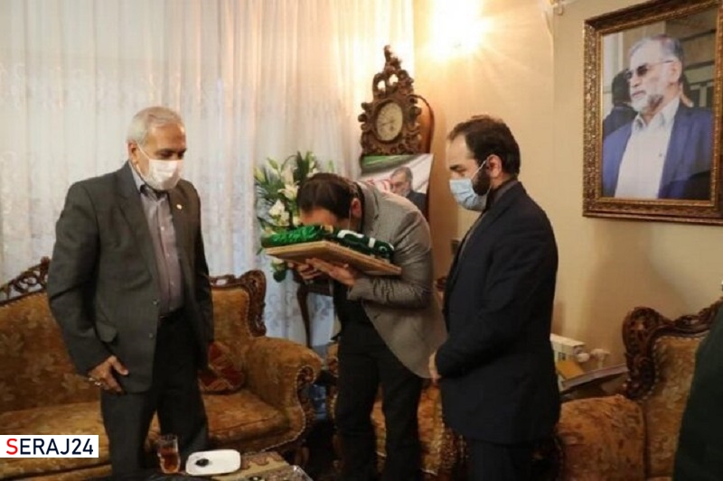 پرچم آستان قدس رضوی به خانواده شهید فخریزاده اهدا شد