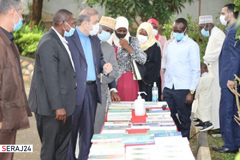 اوگاندایی‌ها از نمایشگاه کتاب آثار امام و رهبری استقبال کردند