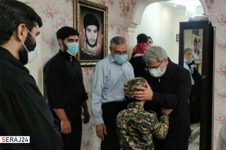 سردار قاآنی و حجت‌الاسلام محمدی با خانواده شهید «حسن عبدالله‌زاده» دیدار کردند+عکس