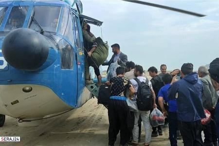مردم محاصره شده در سیل با کمک نیروی دریایی ارتش نجات یافتند