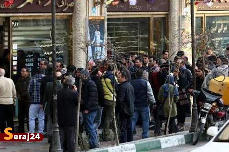 صف جلوی صرافی‌ها جمع می‌شود