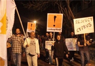 قبرسی ها پرچم اتحادیه اروپا را به آتش کشیدند