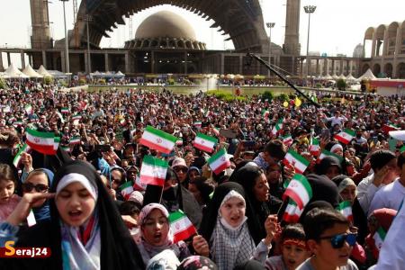 دهه هشتاد و نودی‌ها در نمایشگاه کتاب سرود «سلام فرمانده» را همخوانی کردند+تصاویر