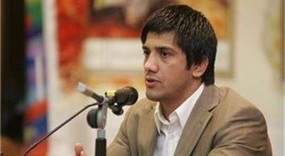 شخصیت‌های سیاسی در شوراها حضور پیدا نکنند