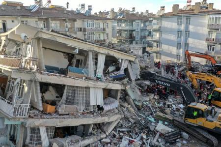 دیدار علی کریمی با زلزله‌زدگان ترکیه‌ + عکس