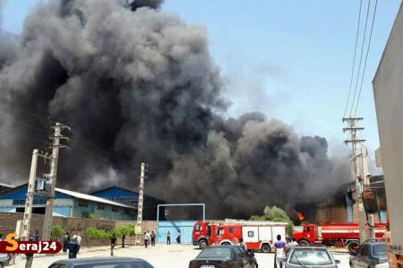 آتش انبار چسب بازار تهران هنوز مهار نشده است