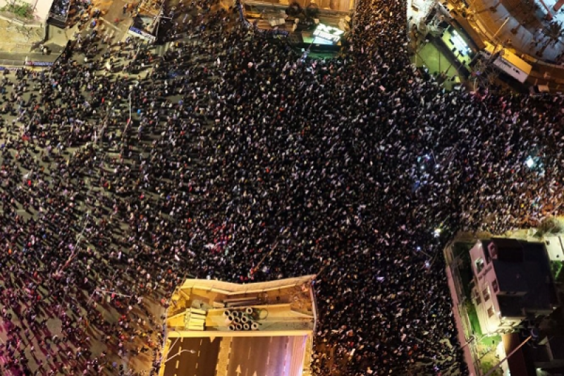 تجمع تظاهرات‌کنندگان مقابل منزل نتانیاهو 