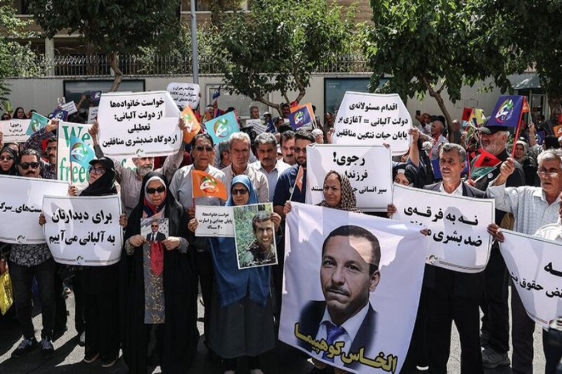  تجمع خانواده اعضای منافقین مقابل سفارت ترکیه + تصاویر 
