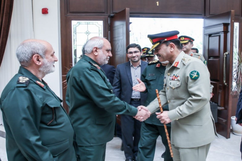 هدایای  فرمانده ارتش پاکستان به دو سرلشکر ایرانی + عکس