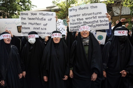 تحصن مردم مقابل سفارت سوئد در تهران + تصاویر