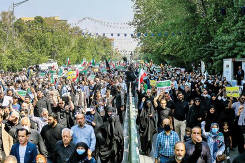 خشم و اندوه ایران؛ تجمع تهرانی‌ها در میدان انقلاب